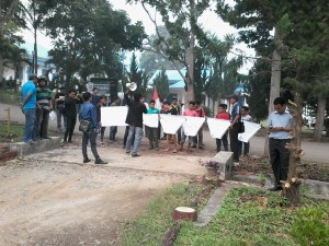 mahasiswa IKAMPI unjuk rasa di depan kantor BPN Batahan Madina