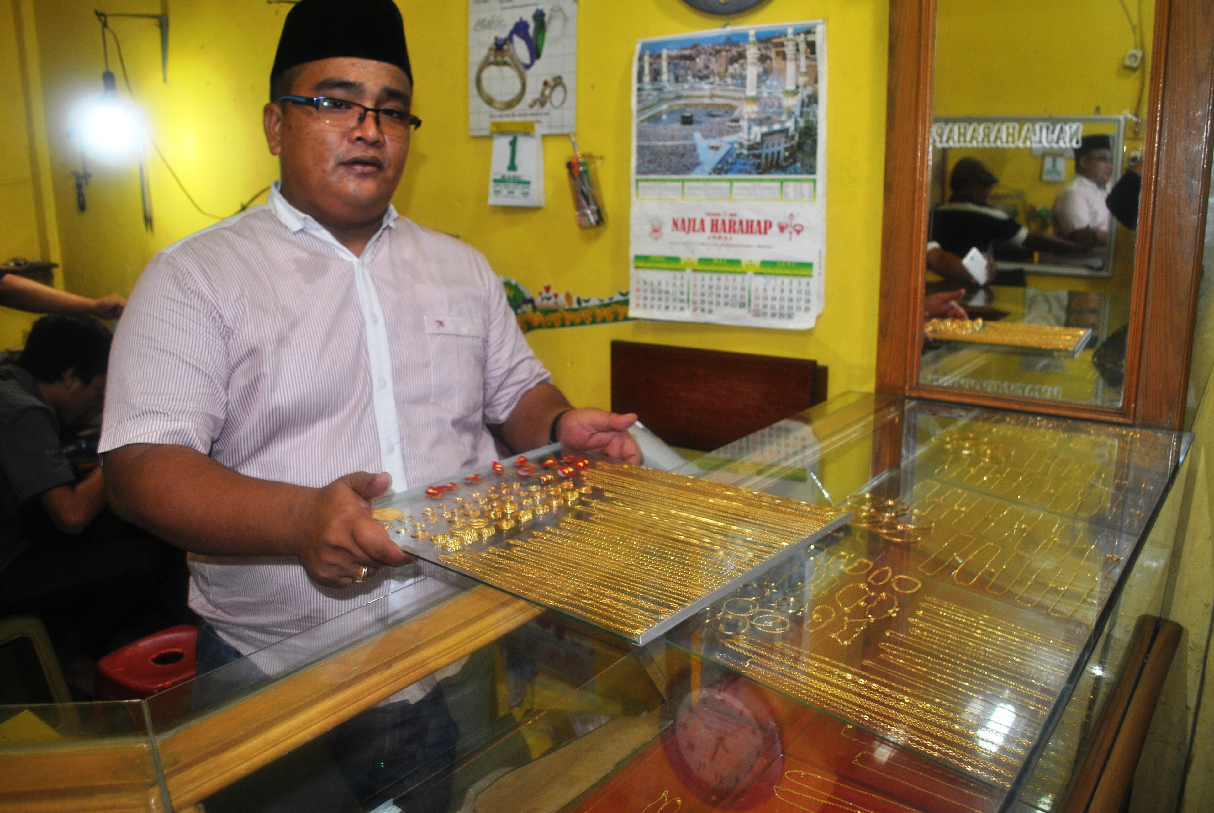 Salah satu penjual emas di pasar baru Panyabungan