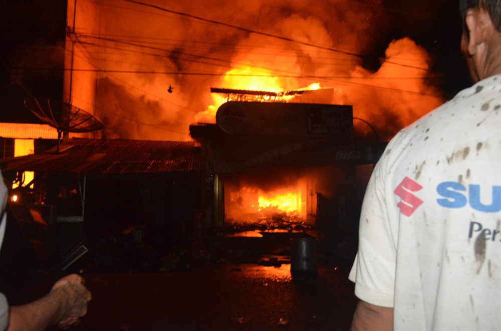 Kondisi awal mula api perlahan melahap beberapa usaha, Kamis (14/7) di Jalan Imam Bonjol, Padangmatinggi, Psp Selatan, Kota Psp.