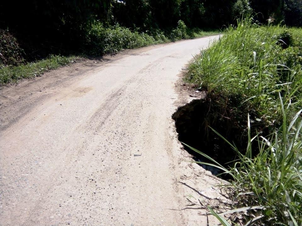 Ket Photo: Jalan kabupaten Muarasiambak - Manambin kondisi rusak berat, banyak terdapat lubang menganmac bagi pengguna jalan. Panyabungan, 12 Agustus 2016 