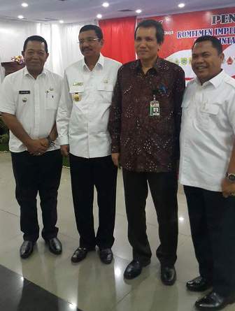 Bupati Madina Drs. Dahlan Hasan Nasution foto bersama dengan Deputi Pencegahan KPK  Pahala Nainggolan  dan Gubsu Tengku Heri Nuradi 