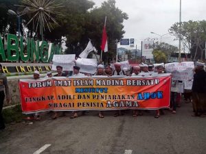 Aksi jalan kaki ribuan ummat Muslim dari forum Ummat Islam Mandailing Natal Bersatu menuntut polisi segerakan proses hukum Ahok. (Foto: Hanapi Lubis)