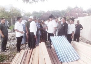 Wakil Bupati Madina H. M. Jakfar Sukhairi didampingi oleh Camat Panyabungan ketika menyerahkan bantuan bahan bangunan kepada warga korban kebakaran