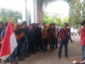 warga-datangi-gedung-dewan-tuntut-pt-smgp-ditutup-2