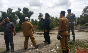 Bupati Mandailing Natal saat Meninjau Aek Kitang di Desa Manyabar Pasca Banjir