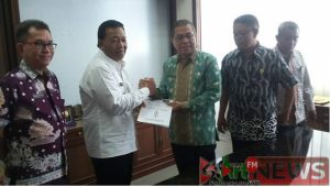 Keterangan photo : Bupati Mandailing Natal Drs. Dahlan Hasan Nasution saat menerima Hibah Lahan Milik Pemprovsu untuk Lahan Bandara Bukit Malintang yang diserahkan Gubsu H.T.Erinurady melalui Sekdaprovsu.