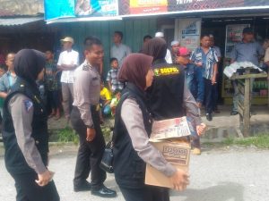 Polwan Berhijab ikut serta membantu sukseskan aksi bela Islam mereka membagikan air mineral untuk peserta aksi.