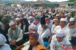 Bupati dan Wakil Bupati Mandailing Natal bergabung duduk dengan santri dalam rangka aksi bela Islam mendukung petisi MUI penjarakan Ahok.