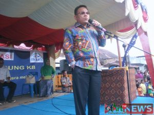 Wakil Ketua Komisi IX DPR RI DR. H. Saleh Partaonan Daulay, M.Ag,M.Hum,MA saat sosialisasi Program Kampung KB di Kelurahan Kota Siantar, Panyabungan.