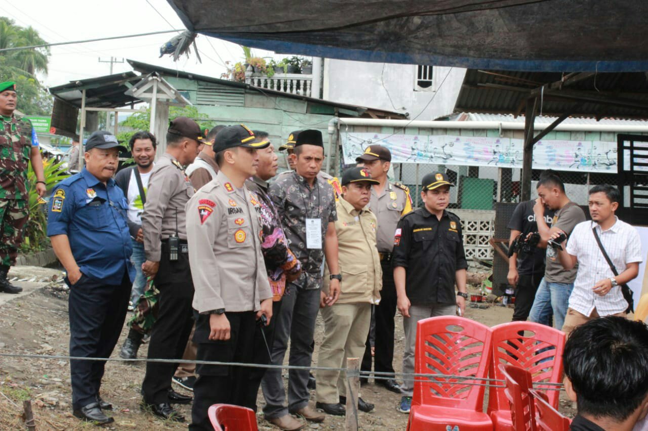 Bupati Madina Drs. H. Dahlan Hasan Nasution bersama Kapolres, TNI, Ketua KPU, Ketua Panwaslih memonitoring pelaksanaan pencoblosan Pilkada Gubsu