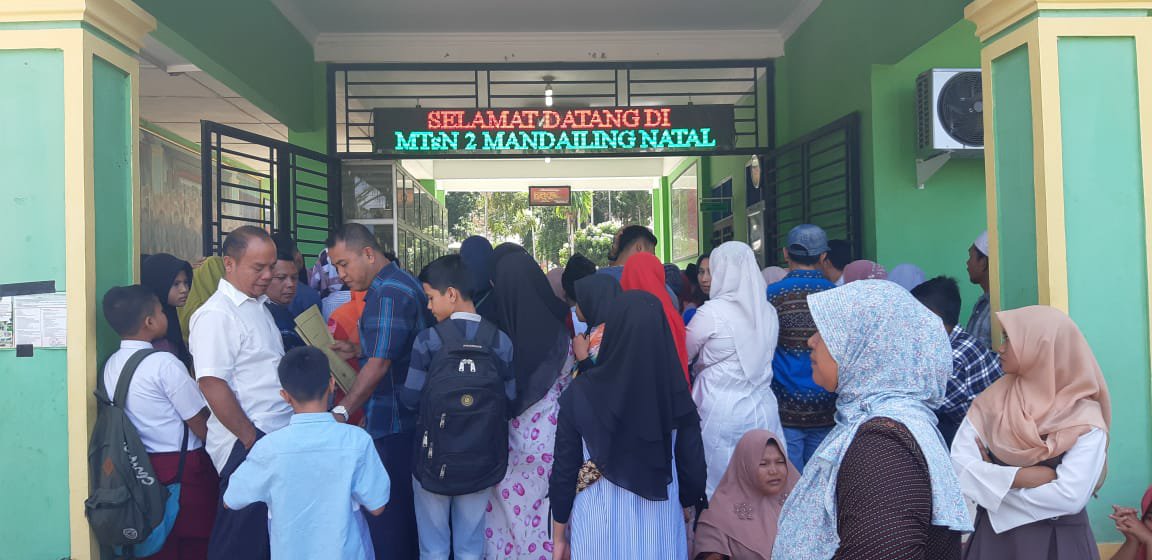 Foto : Hari pertama pembukaan pendaftaran, MTsN Panyabungan terlihat ramai sejak pagi, rabu (8/5). 