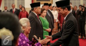 Jokowi Beri Gelar Pahlawan Kepada Lima Tokoh Ini