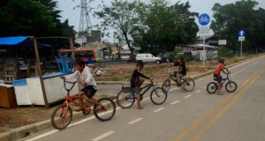 Anak-Anak Pengguna Sepeda Di Jalan Raya Kini Meresahkan Masyarakat