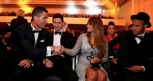 Ronaldo salami kekasih Messi, Neymar menatap tajam