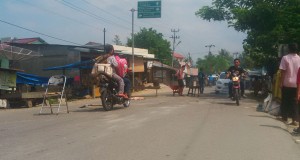 Warga Perbaiki Jalan Rusak Parah di Lintas Timur Madina