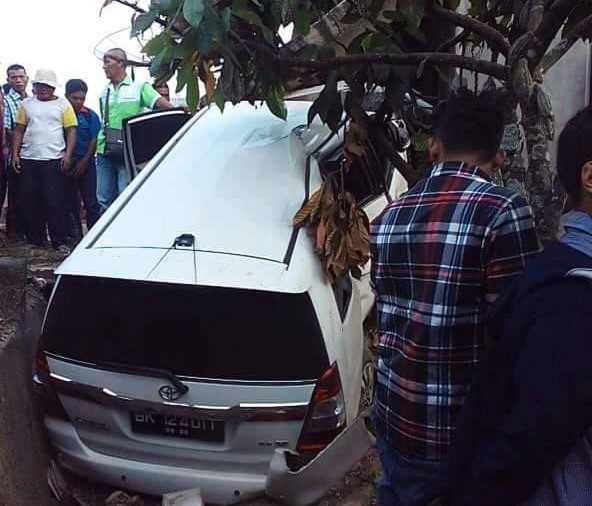 Pecah Ban, Kijang Innova Di Tumpangi Ustad Al-Habsy : Supir Hilang Kendali