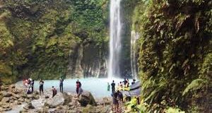 Obyek Wisata Air Terjun Dua Warna Tutup