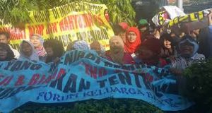 Ratusan Pendukung Eno Kepung PN Tangerang