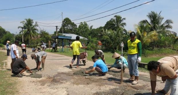 10 Tahun Tak Pernah Dibangun, Warga Kelurahan Pasar Kotanopan Perbaiki Jalan