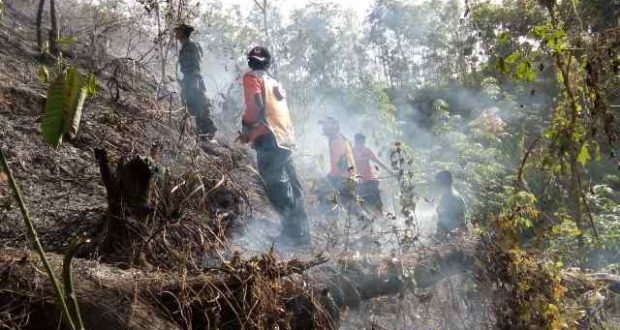 Personel TNI Pantau Titik Api di Kawasan HPT