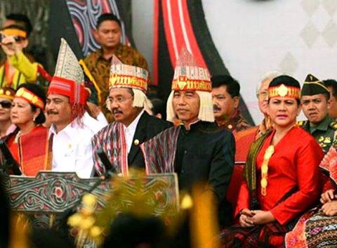 Tak Lambangkan Raja Batak, Penutup Kepala Jokowi Dinilai Salah