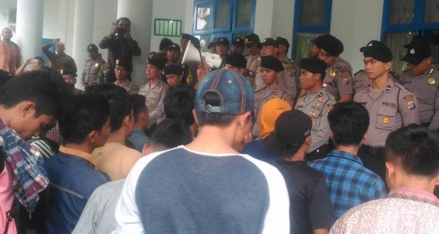 Warga Datangi Gedung Dewan Tuntut PT.SMGP Ditutup