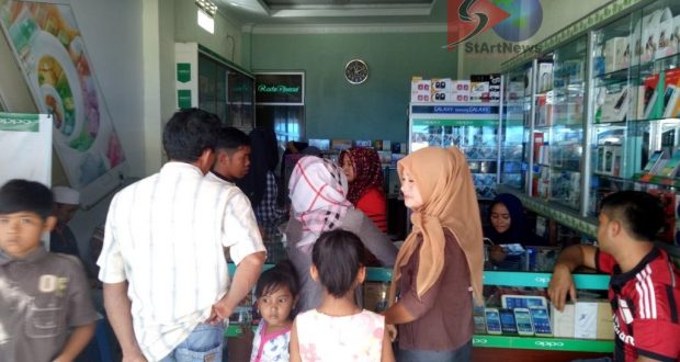 Ekonomi Sulit,  Toko Penjual Handphone di Kotanopan Tetap Ramai Dikunjungi