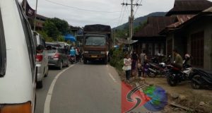 Jalan Lintas Sumatera Pasar Laru Kecamatan Tambangan Kab. Mandailing Natal Menjadi Langganan Macet