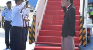 Kenakan Sarung Saat Turun Pesawat, Presiden Jokowi Bikin Heboh “Netizen”