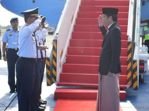 Kenakan Sarung Saat Turun Pesawat, Presiden Jokowi Bikin Heboh “Netizen”