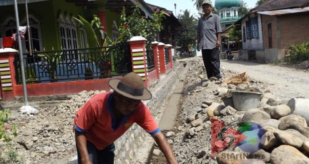 Warga Desa Batang Gadis Bangun Parit Jalan untuk Dialiri Air Sungai