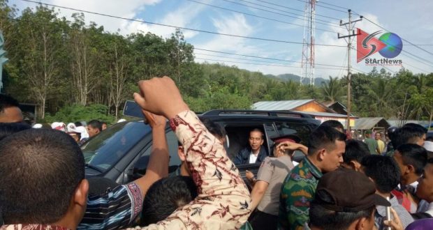Jokowi  di Stop Ratusan Pelajar  di Jalan Menuju Penginapan