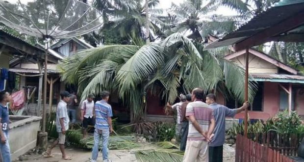 Angin Kencang Disertai Hujan Rusak Sejumlah Rumah di Mandailing Natal