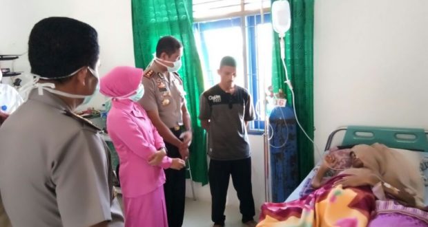 Kapolres Madina Bersama Ibu Ketua Cabang Bhayangkari Jenguk Penderita Tumor di Rumah Sakit Umum Panyabungan