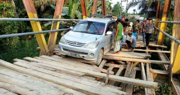 Tak Kunjung Diperbaiki, Warga Gotong Royong Perbaiki Jembatan Rusak