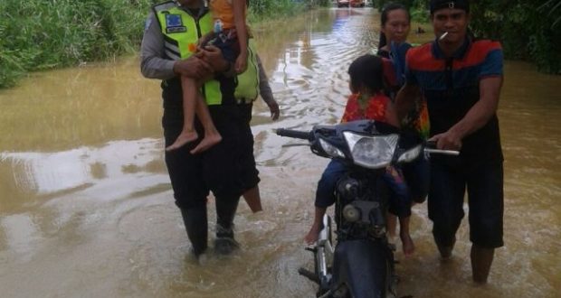 Aksi Petugas Lantas Bantu Warga Korban Banjir
