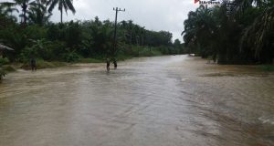 Jalan Propinsi Sinunukan – Batahan Terendam Banjir