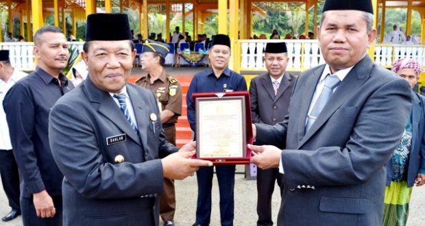 Kakan Kemenag Madina Berikan Penghargaan kepada Bupati