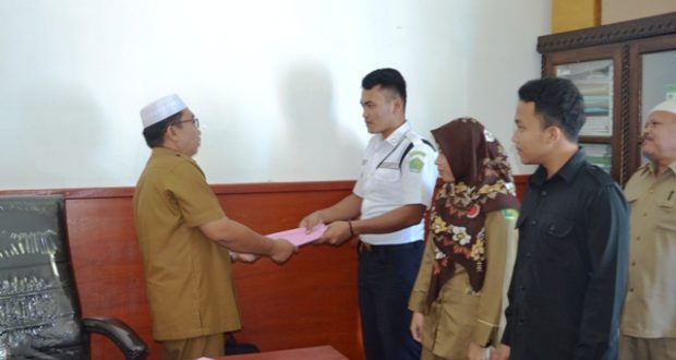 12 SK  Honorer Kemenag Madina Diserahkan