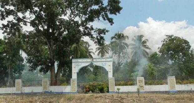 Jelang Ramadhan Pemuda-Pemudi Sipolu polu Lakukan Gotong Royong Membersihkan Tempat Pemakaman