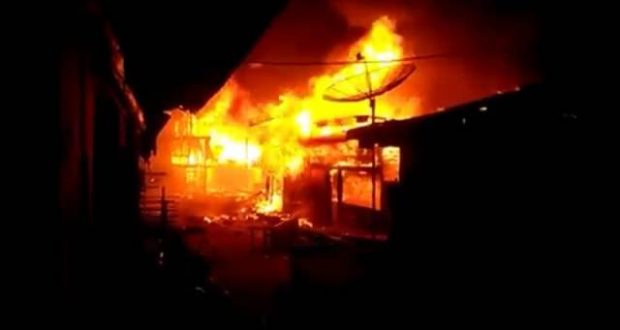 Sebanyak 19 Unit Rumah Penduduk dan Pasar Ludes Terbakar di Sinunukan
