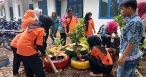 Dinas Perkim Madina Manfaatkan Limbah Jadi Pot Bunga