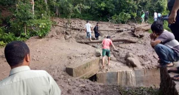Akses Jalan Menuju Tiga Desa di Kecamatan Tambangan Tertimbun Longsor