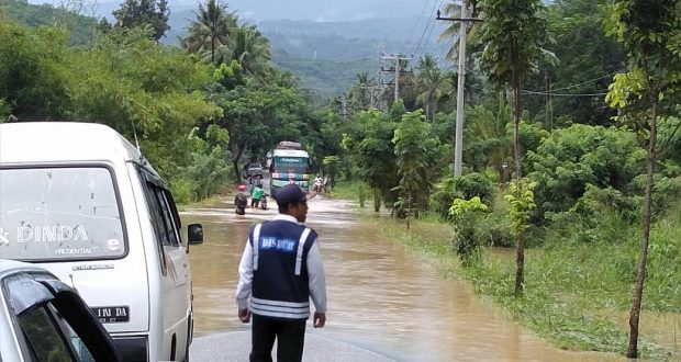 Buruknya Drainase Buat Jalan Nasional di Saba PurbaTerandam Air Sepanjang 50 Meter
