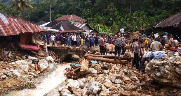 Pemda, Polisi, TNI Bersihkan Sisa Banjir Bandang Muara Saladi