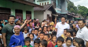 Bobby Nasution ” Dihadang” Omak-Omak dan Anak-anak