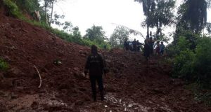 Jalan Tertimbun Longsor, Kendaraan Ngantri Berjam-jam