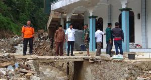 Komisi VIII DPR RI Sambangi Korban Banjir Bandang, Marwan Dasopang Beri Bantuan