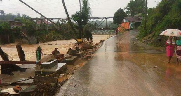 Banjir di Lingga Bayu Dan Batang Natal, Puluhan Rumah Hanyut