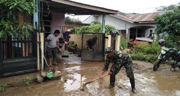 Anggota Koramil 13 Panyabungan Bantu Warga Bersihkan Sisa banjir